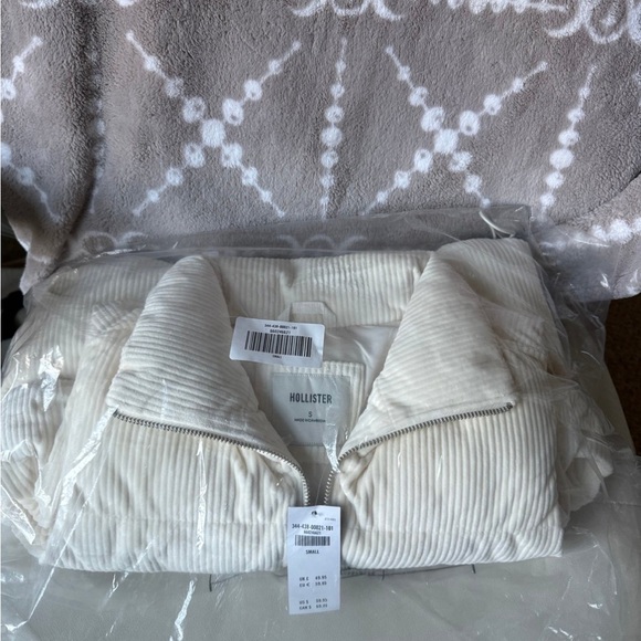 Hollister Cream Corduroy Jacket - Picture 3 of 9